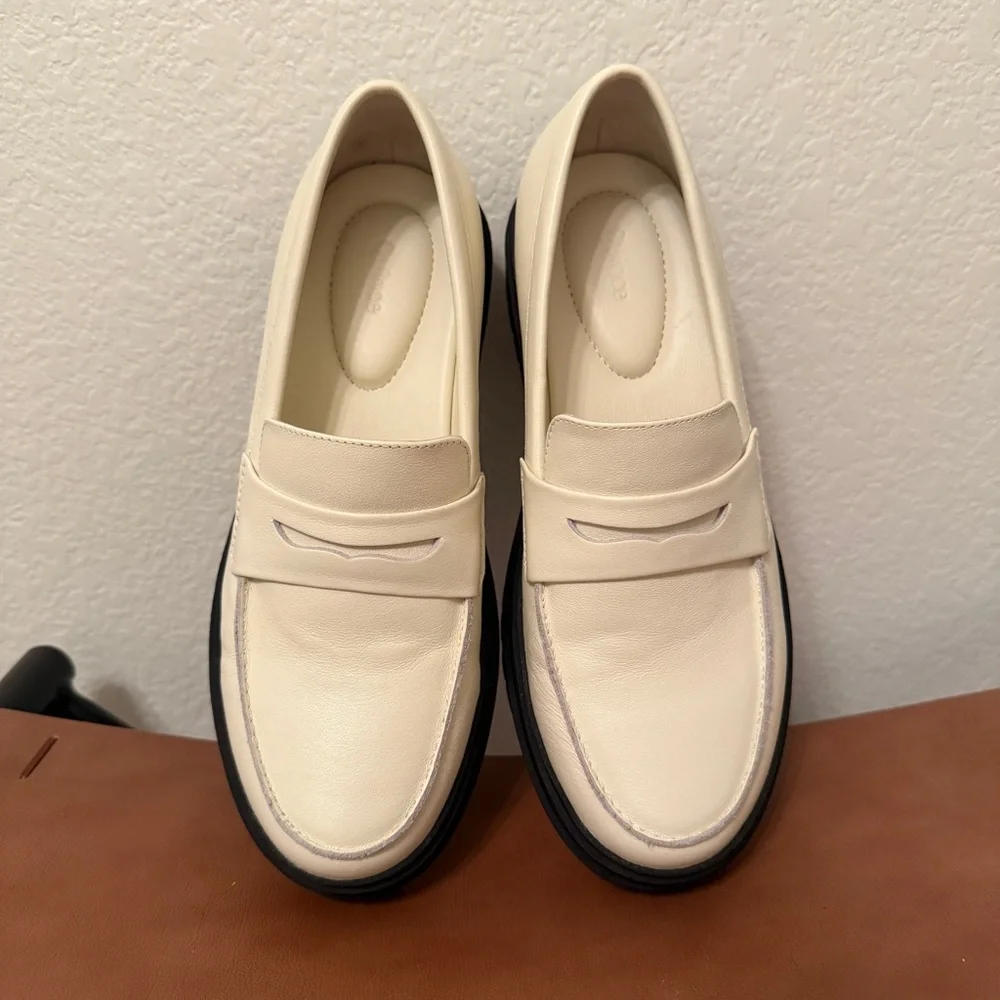 Quince| EUC Women’s Size 7 Cream Loafers with Black Soles - Picture 13 of 14